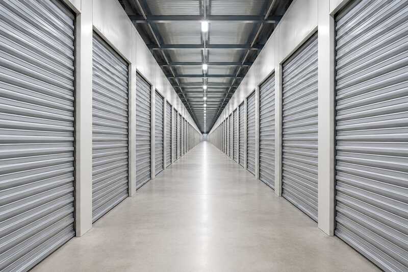 Allée de box de stockage aux portes métalliques closes