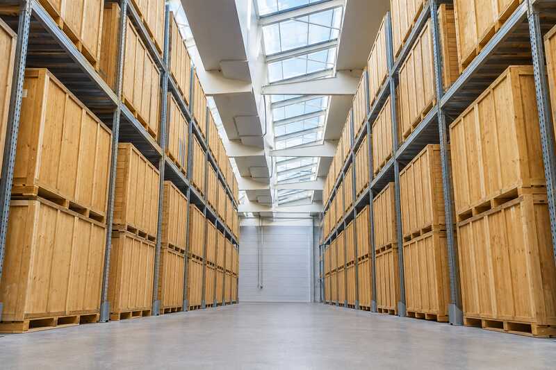 Conteneurs de bois empilés sur trois niveaux de racks