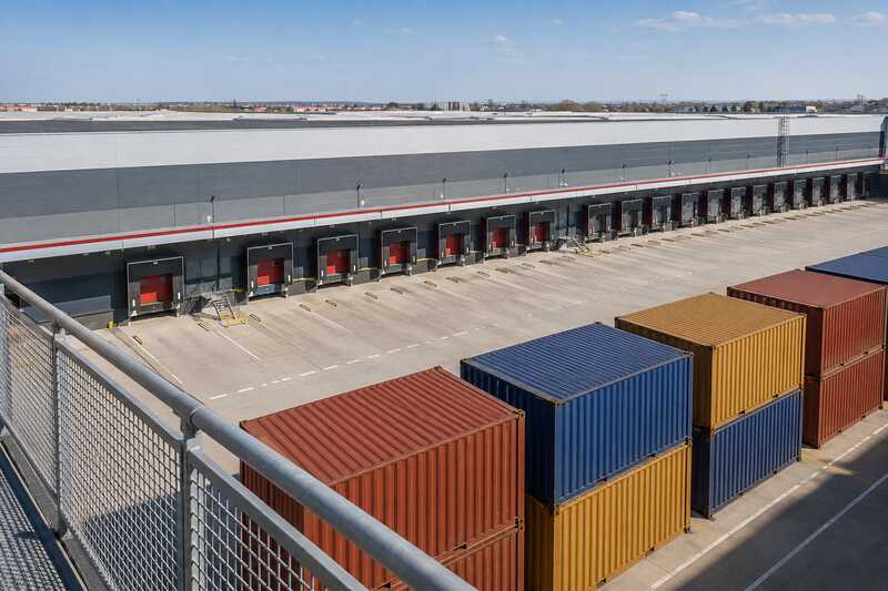 Plateforme logistique et conteneurs empilés sur deux niveaux
