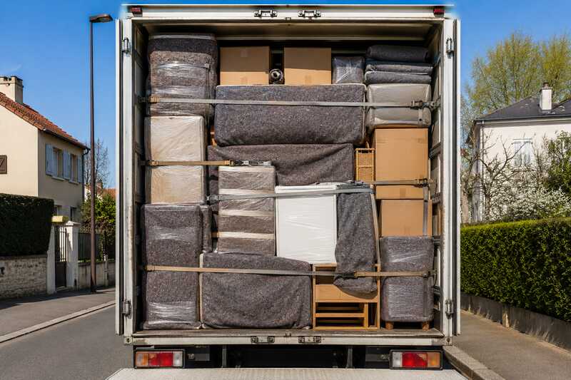 Caisse de camion pleine et sanglée, prête pour un long trajet