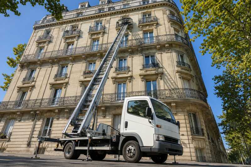 Monte-meubles déployé contre une façade jusqu’à un balcon