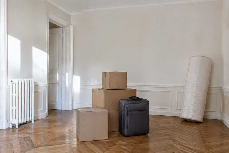 Quelques cartons et un matelas roulé dans un studio presque vide
