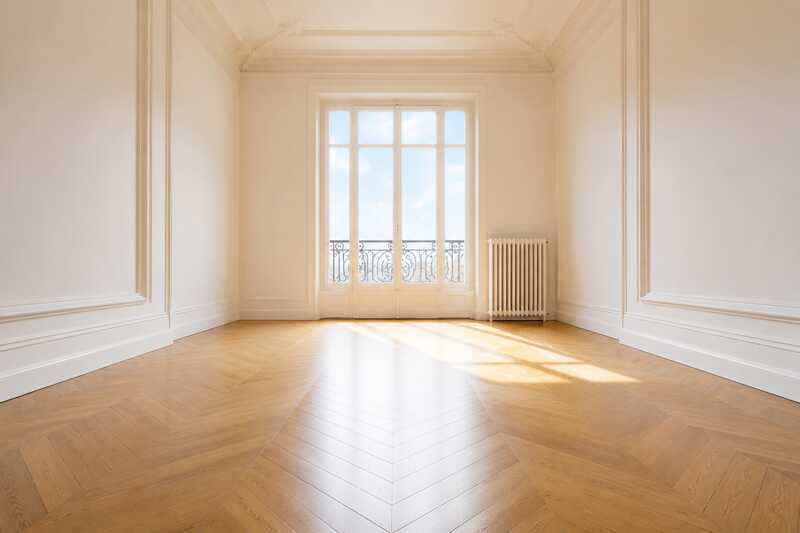 Pièce vide et lumineuse relevée avant l’établissement du devis