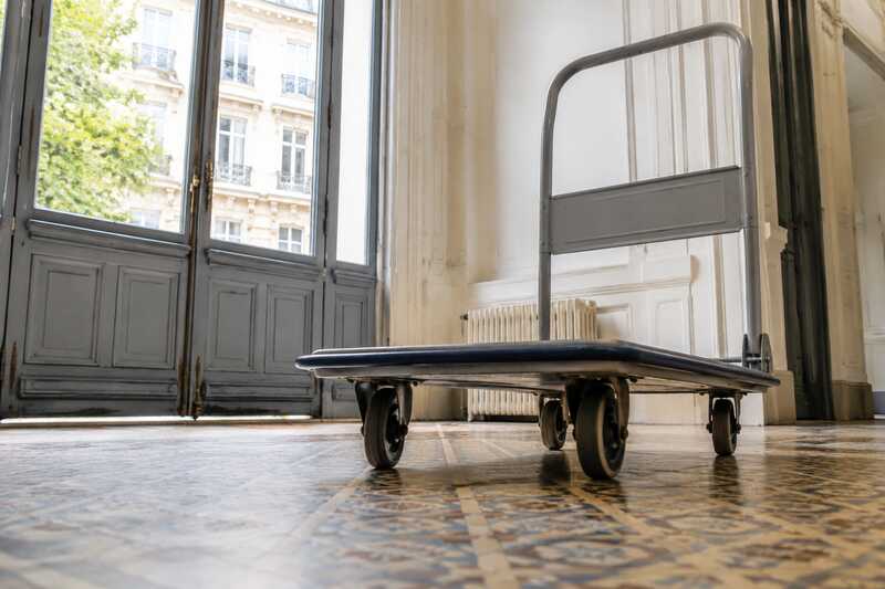 Chariot de manutention en attente dans le hall d’un immeuble